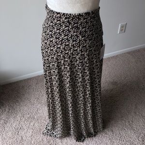New LuLaRoe Maxi Skirt 🖤